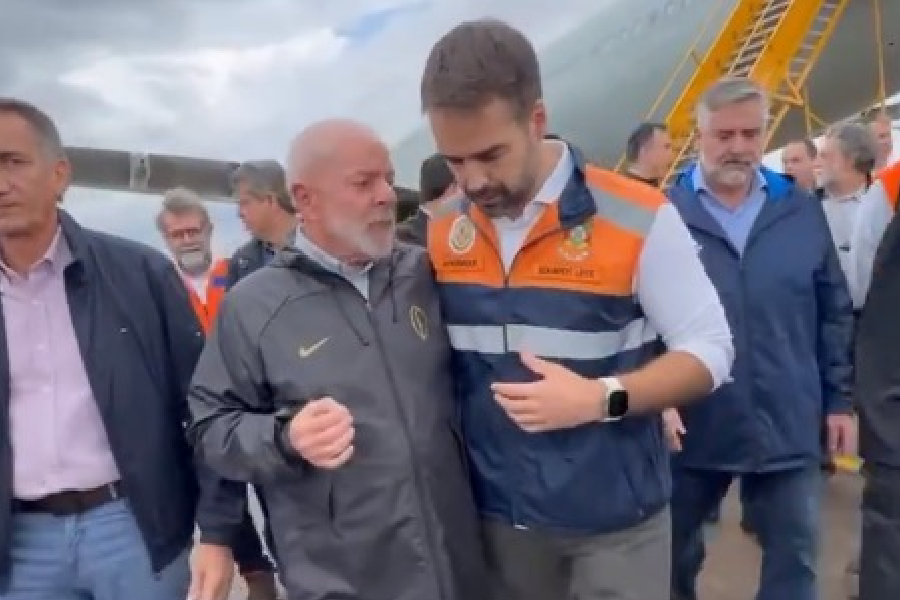 O presidente Luiz Inácio Lula da Silva desembarcou no Rio Grande do Sul neste domingo, 5, e foi recebido pelo governador Eduardo Leite (PSDB)