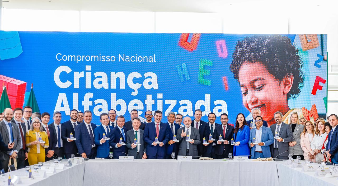Lula, ministros e governadores aliados e de oposição em cerimônia no Planalto