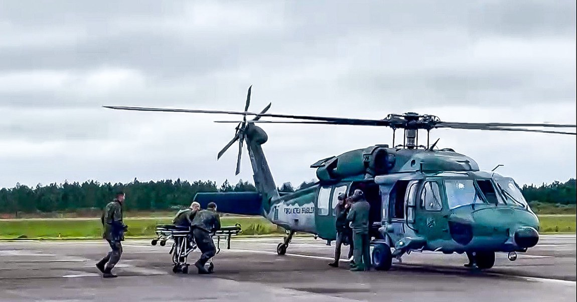 Militares da Operação Taquari 2 transportam maca para dentro de helicóptero