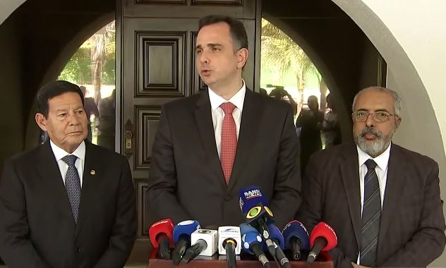 Pacheco (ao centro) anuncia criação de comissão externa sobre crise no RS ao lado de Hamilton Mourão (esq.) e Paulo Paim (dir.)