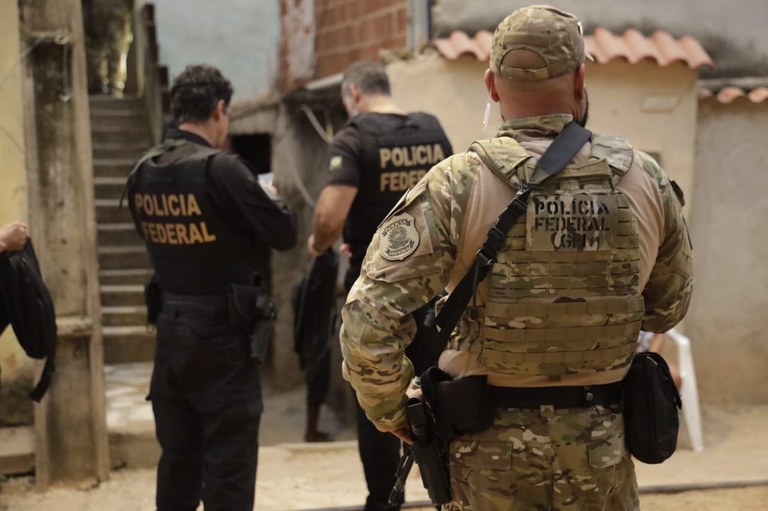 Policiais federais cumprem mandados de prisão da operação Peloponeso