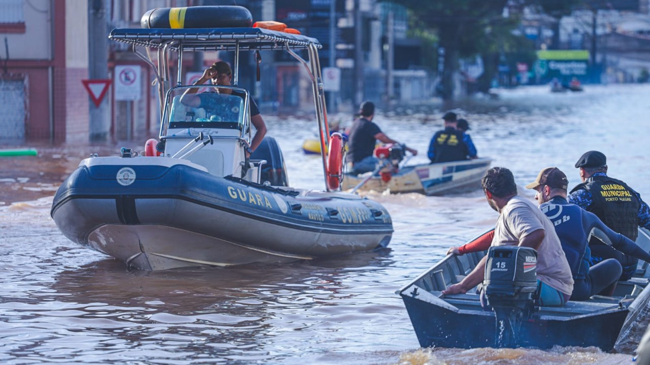 Equipes da Defesa Civil realizam operações de resgate de vítimas das inundações em Porto Alegre
