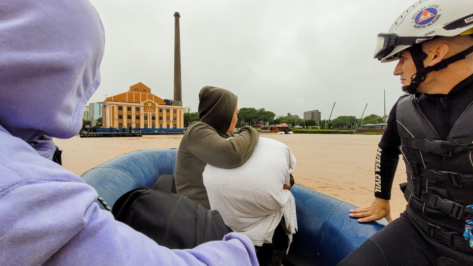 Defesa Civil e Forças Armadas atuam em resgates de vítimas das inundações no Rio Grande do Sul; fortes chuvas atingem o estado desde a última sexta-feira, 30. (Fotos: Prefeitura de Porto Alegre/Ministério da Defesa/Ricardo Stuckert)