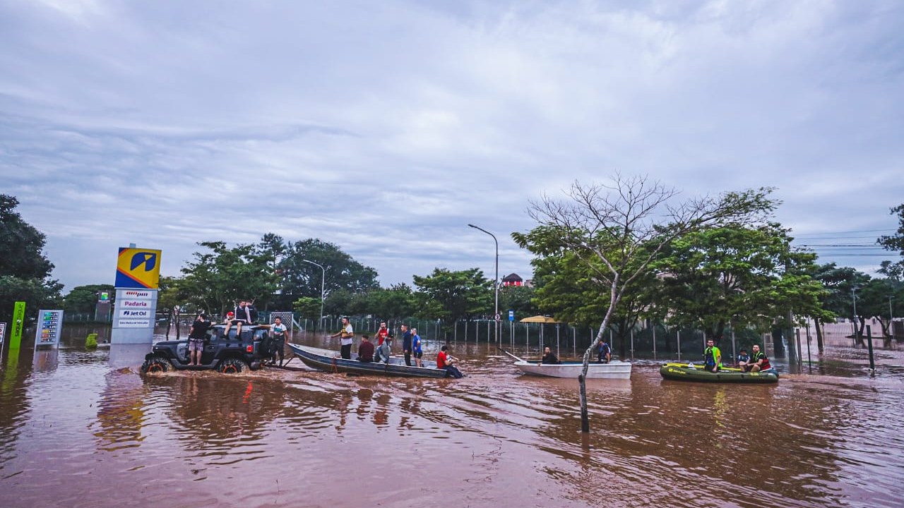 Defesa Civil resgata famílias ilhadas pelas chuvas no bairro Humaitá, em Porto Alegre
