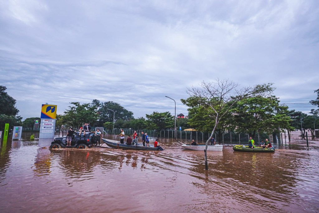 Defesa Civil resgata famílias ilhadas pelas chuvas no bairro Humaitá, em Porto Alegre