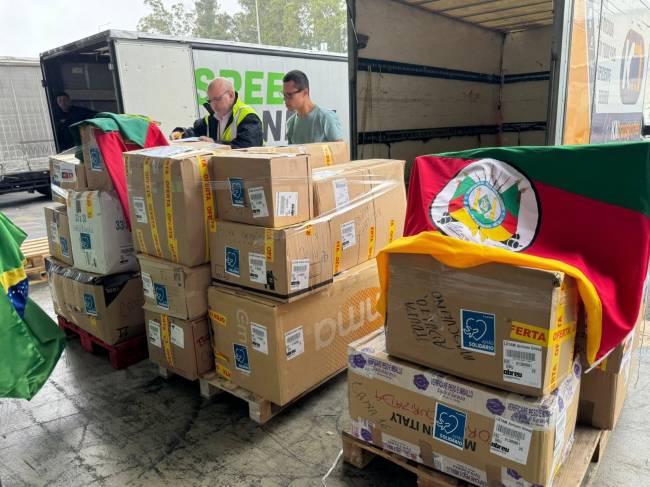 portugal Carregamento de doações coletadas em Portugal para as pessoas e cidades atingidas pelas tempestades no Rio do Sul