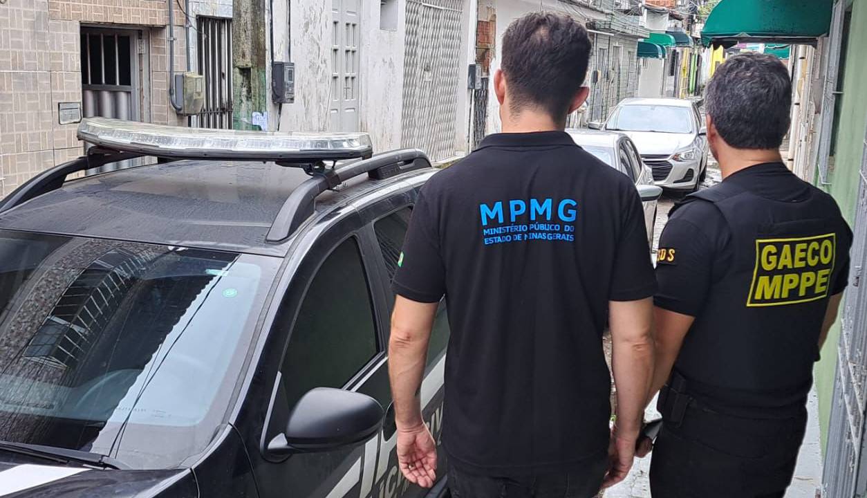Agentes de segurança cumprem mandado de prisão de suspeito na periferia de Olinda (PE)