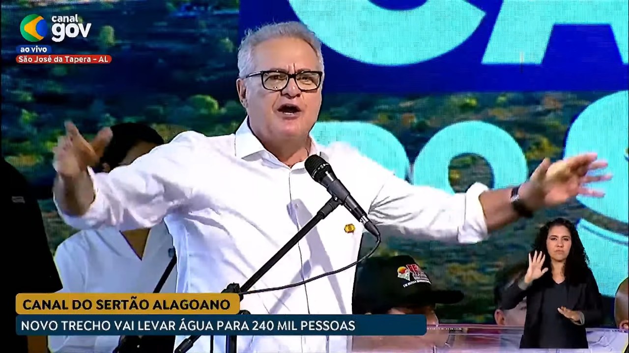 O senador Renan Calheiros (MDB-AL) discursa durante evento em São José da Tapera com o presidente Lula