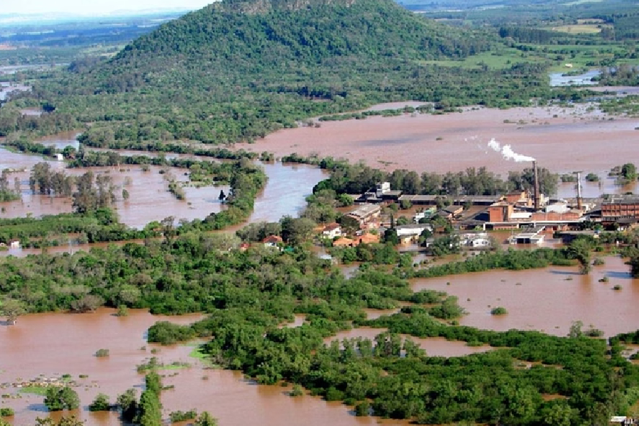 Vista aérea de Canela (RS), na Serra Gaúcha, alagada após inundação do Rio Caí