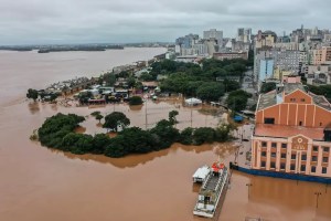 Rio Guaíba, usina do gasômetro, em Porto Alegre após chuva intensa.