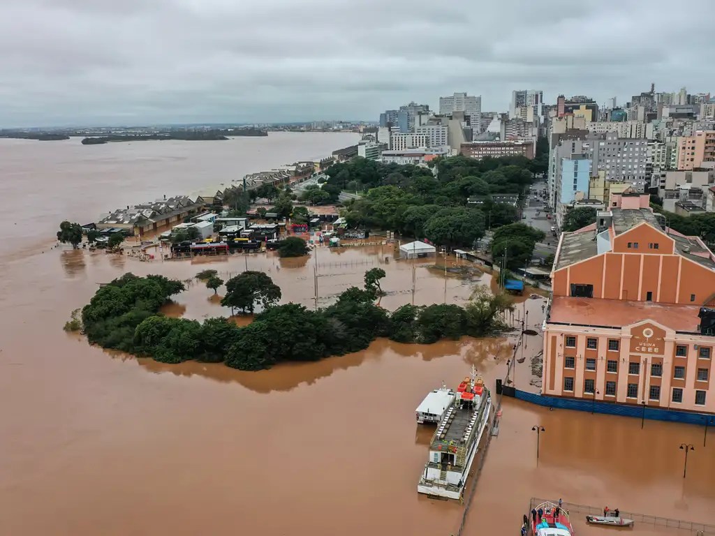 Rio Guaíba, usina do gasômetro, em Porto Alegre após chuva intensa.
