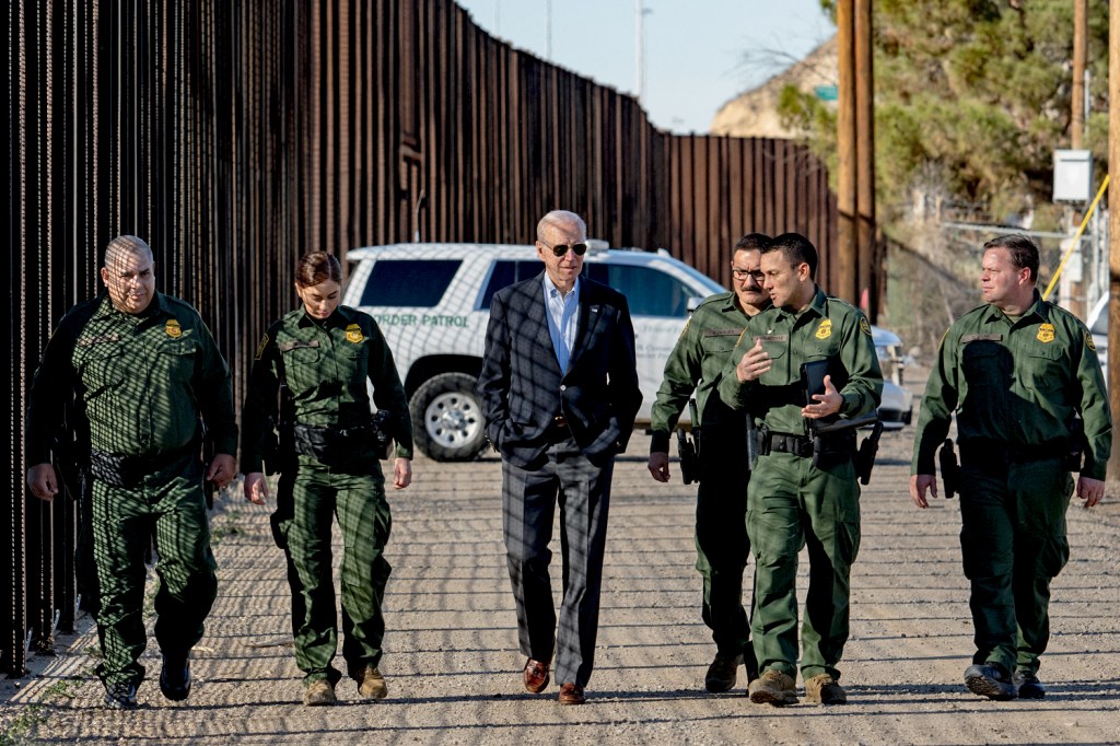 BARREIRA - Biden, em visita à fronteira: medida drástica para conter imigrantes