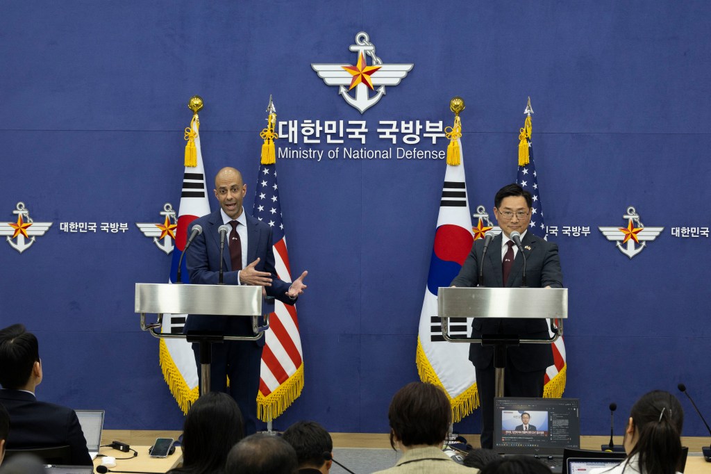 Secretário adjunto interino de Defesa para Política Espacial, Principal dos EUA, Vipin Narang, e o vice-ministro da Defesa da Coreia do Sul, Cho Chang-rae, durante uma coletiva de imprensa após a reunião do Grupo Consultivo Nuclear em Seul. 10/06/2024