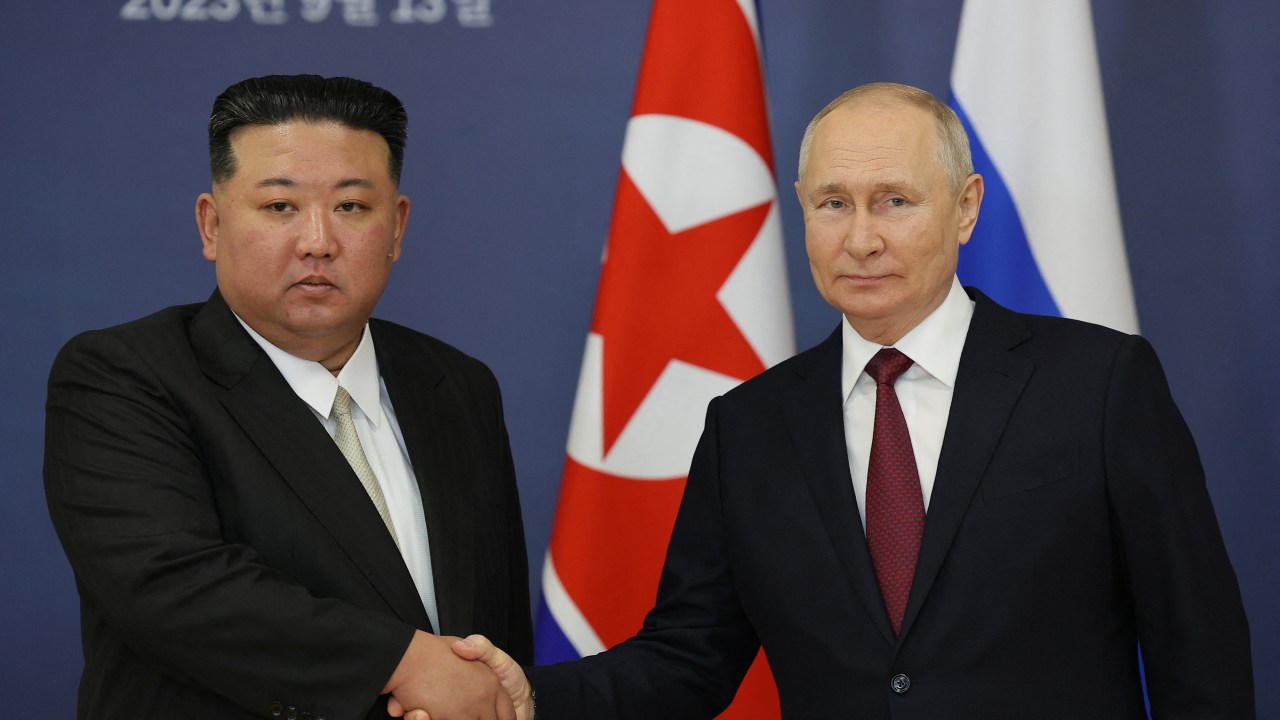 Presidente russo Vladimir Putin e líder norte-coreano Kim Jong Un durante encontro em Cosmódromo de Vostochny, Rússia. 13/09/2023