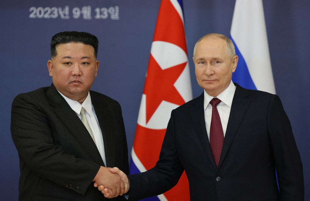 Presidente russo Vladimir Putin e líder norte-coreano Kim Jong Un durante encontro em Cosmódromo de Vostochny, Rússia. 13/09/2023