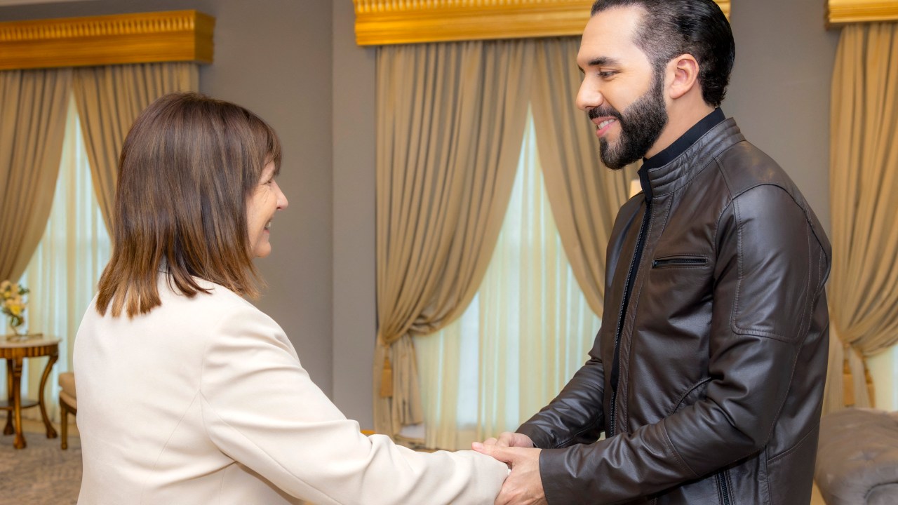 This handout picture released by El Salvador's Presidency press office shows El Salvador's President Nayib Bukele (R) shaking hands with Argentina's Security Minister Patricia Bullrich during a meeting at the presidential house in San Salvador on June 18, 2024. Argentina's Security Minister Patricia Bullrich is on a four-day visit to El Salvador to learn about President Nayib Bukele's strategy to confront gangs. (Photo by Handout / EL SALVADOR'S PRESIDENCY PRESS OFFICE / AFP) / RESTRICTED TO EDITORIAL USE - MANDATORY CREDIT "AFP PHOTO / EL SALVADOR'S PRESIDENCY PRESS OFFICE" - NO MARKETING NO ADVERTISING CAMPAIGNS - DISTRIBUTED AS A SERVICE TO CLIENTS