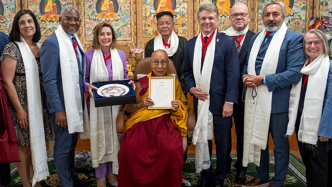 This handout photograph taken and released on June 19, 2024 by the Official website of Dalai Lama shows a group of senior US lawmakers including former House speaker Nancy Pelosi (3L) poses with Tibetan spiritual leader Dalai Lama (C) for photos after a meeting at his residence in Dharamsala. A group of senior US lawmakers including former House speaker Nancy Pelosi met on June 19 with the Dalai Lama and the Tibetan government-in-exile in India, sparking heavy criticism from China. (Photo by Official website of Dalai Lama / AFP) / RESTRICTED TO EDITORIAL USE - MANDATORY CREDIT "AFP PHOTO / Official website of Dalai Lama" - NO MARKETING NO ADVERTISING CAMPAIGNS - DISTRIBUTED AS A SERVICE TO CLIENTS - NO ARCHIVE