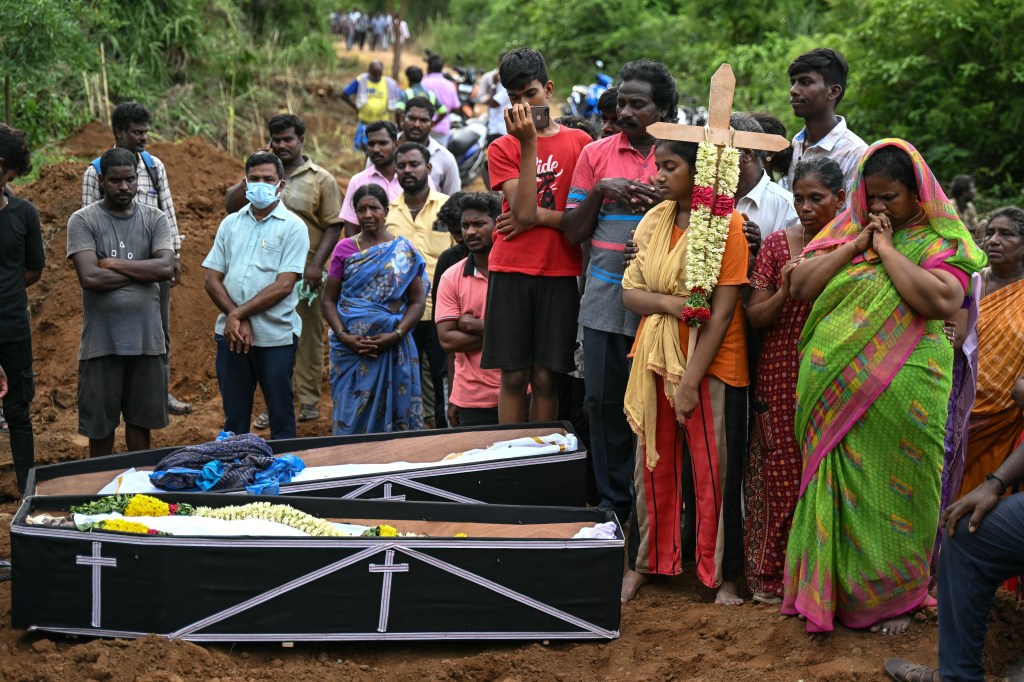 Familiares durante enterro das vítimas que morreram após ingerirem bebida alcoólica adulterada no distrito de Kallakuruchi, Índia. 20/06/2024