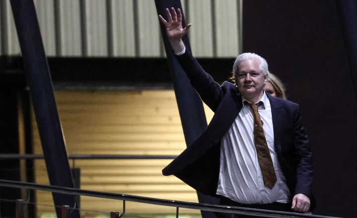 Livre, Julian Assange chega à Austrália após acordo judicial com EUA | VEJA