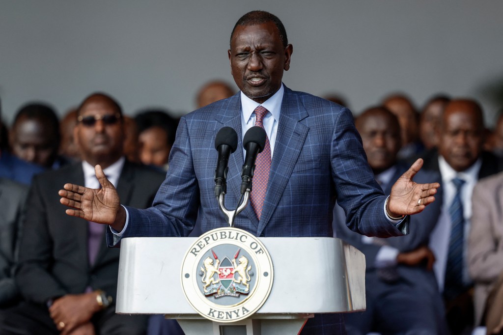 Presidente do Quênia, William Ruto, anuncia que não assinará o projeto de lei de finanças de 2024 na State House, em Nairóbi. 26/06/2024