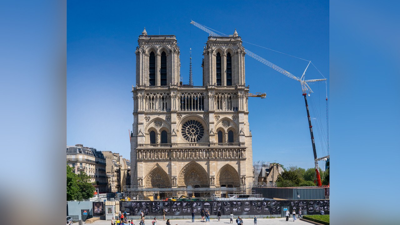 ESPETÁCULO A CÉU ABERTO - Notre-Dame: vale se demorar admirando os detalhes do exterior restaurado