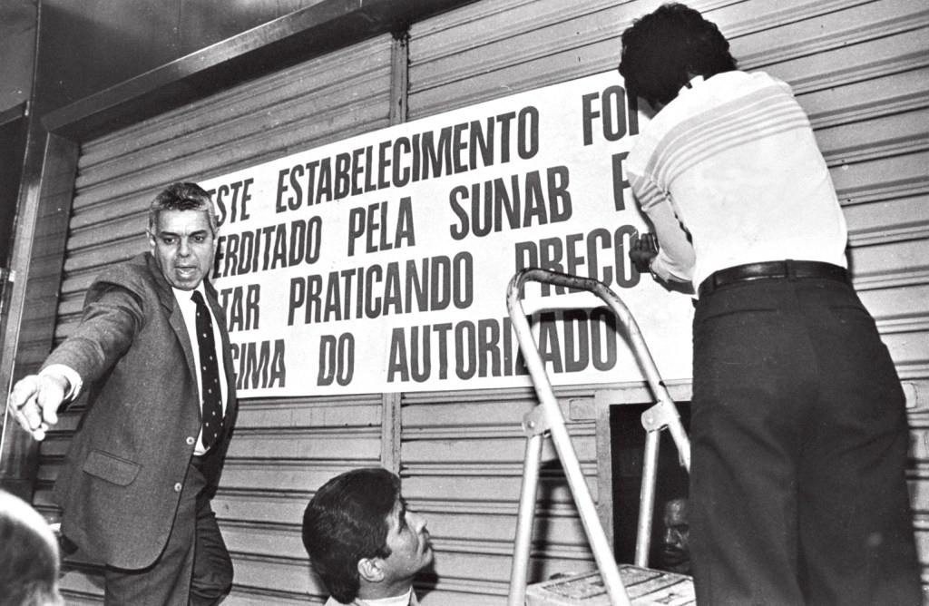 MÁ LEMBRANÇA - Fiscais fecham loja em 1986: congelar preços não resolveu