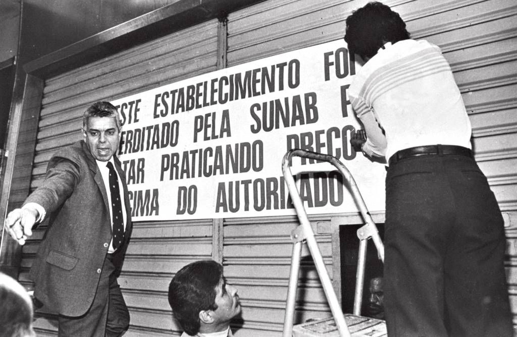 Fiscais da Sunab (Superintendência MÁ LEMBRANÇA - Fiscais fecham loja em 1986: congelar preços não resolveu
