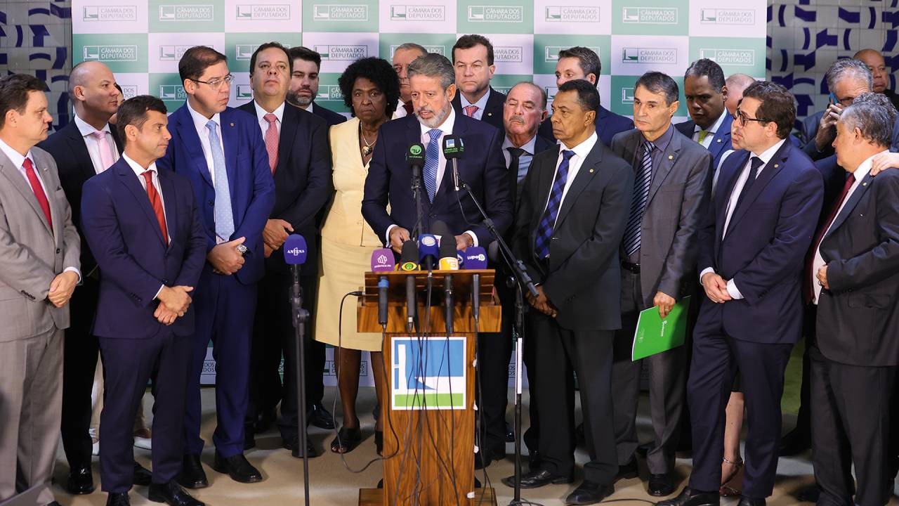 PASSO ATRÁS - Lira com líderes partidários: consenso por adiamento da pauta após reação negativa