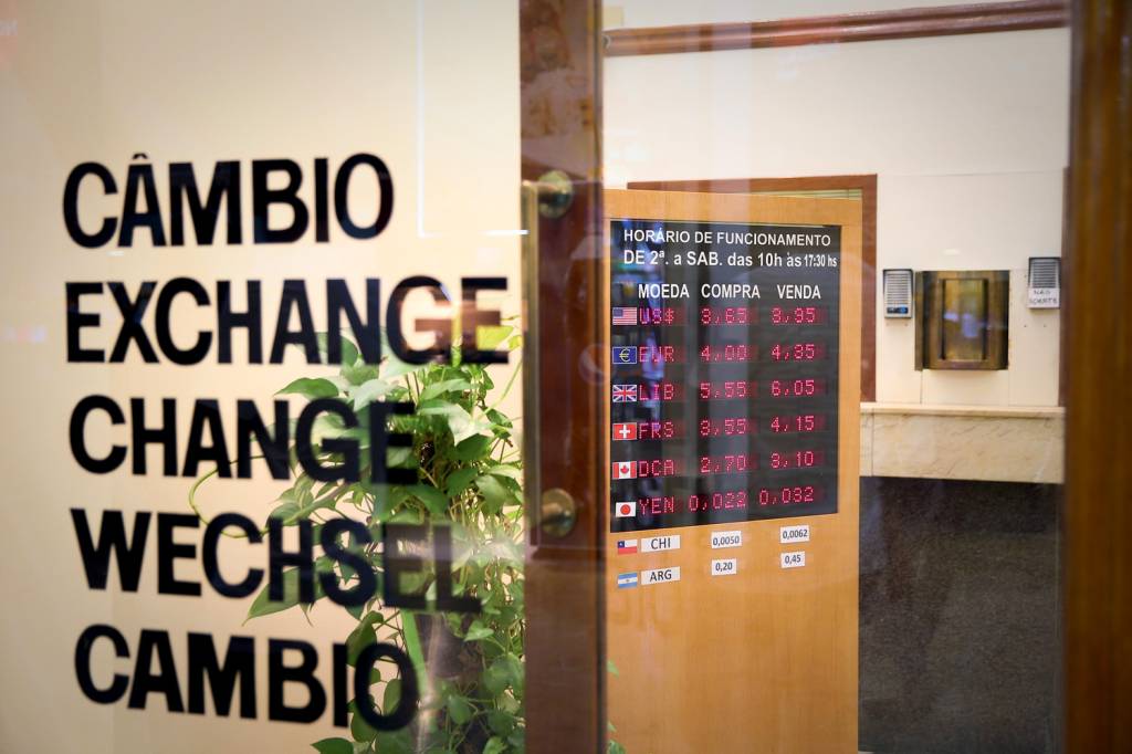 Vista de casa de câmbio no shopping Center Norte, em São Paulo EM ALTA - Casa de câmbio: cotação do dólar subiu 14% em 2024