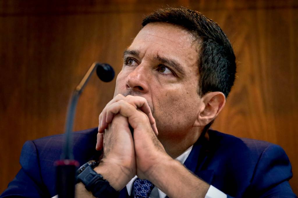 A corretora que projeta quatro altas de juros e uma Selic a 12% no Brasil