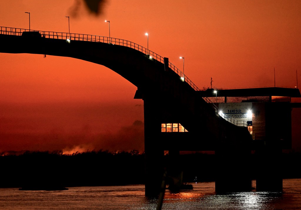 NÉVOA NO HORIZONTE - Ponte sobre o Rio Paraguai: fogo na superfície e no subsolo