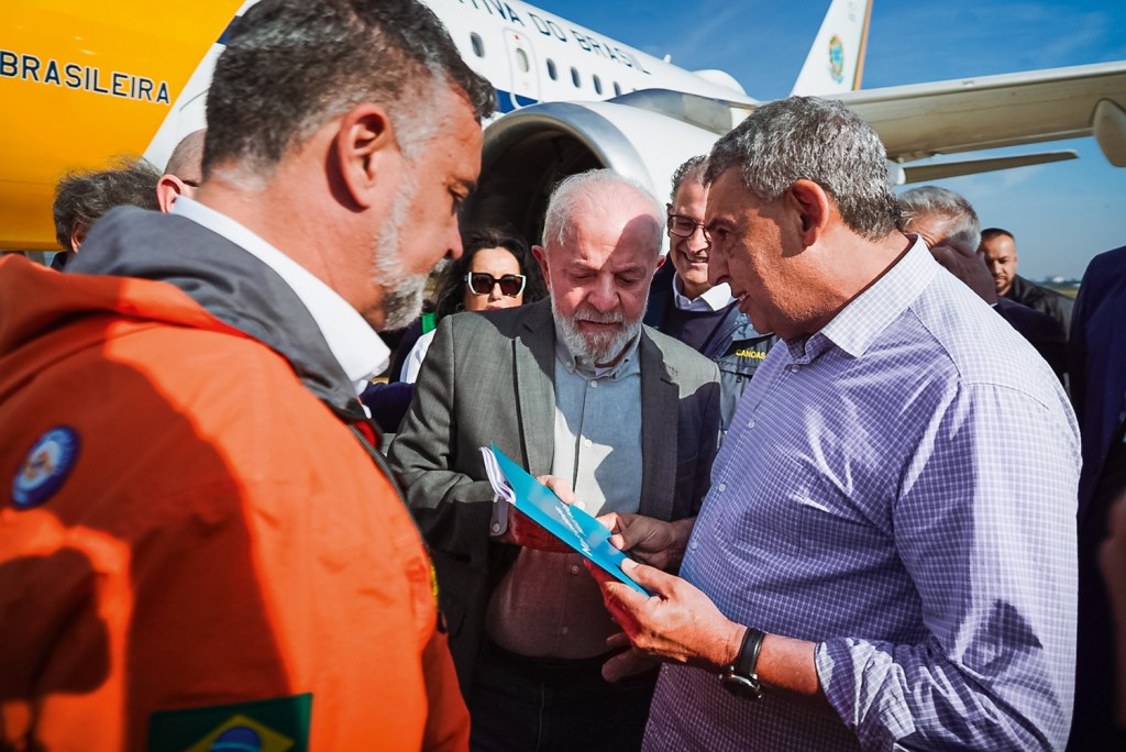 NO PAPEL - Pimenta, Lula e Melo, na Base Aérea de Canoas: pedido de 12 bilhões de reais ao governo federal