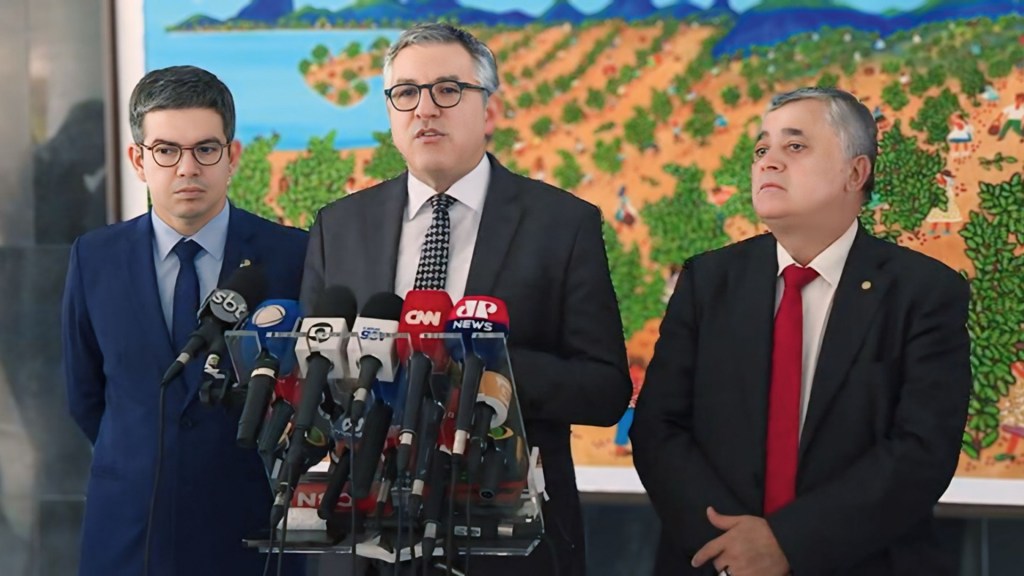 DESARTICULAÇÃO - Randolfe, Padilha e Guimarães: líderes e ministro são alvos de críticas por descumprir acordos