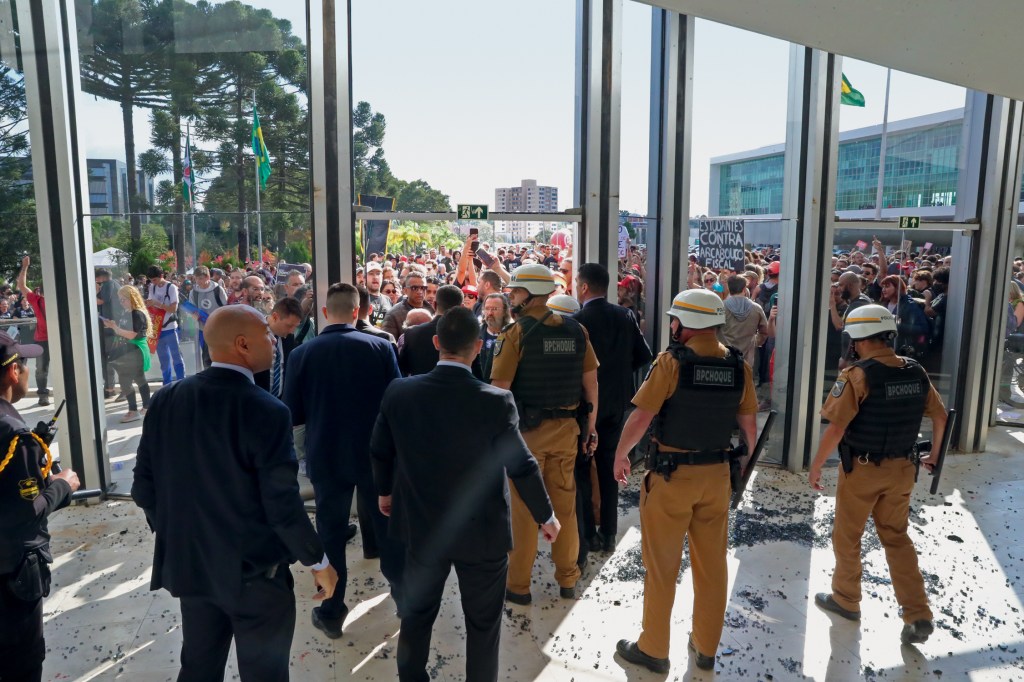 OPOSIÇÃO - Manifestantes invadem a Assembleia do Paraná durante votação: grevistas são investigados