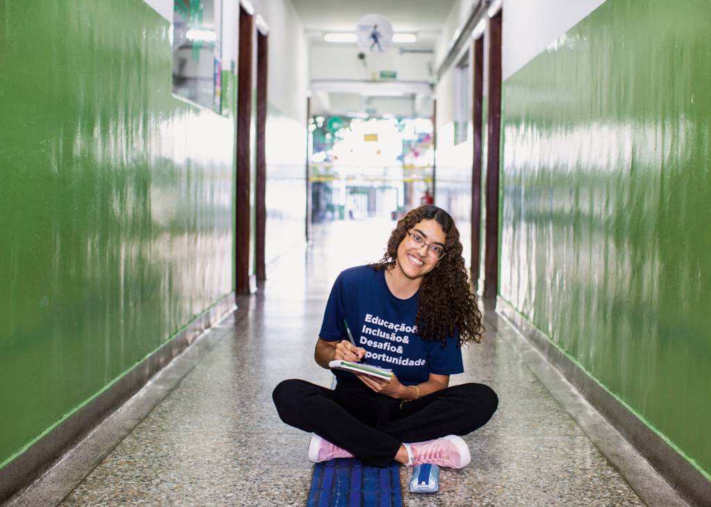 3—A63A8469.JPG Contratada: a jovem aprendiz Kathleen usa na distribuidora Coca-Cola o que aprendeu em curso da Leroy