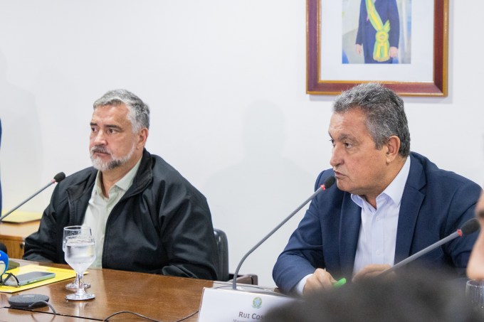 Os ministros Paulo Pimenta e Rui Costa, durante reunião da sala de situação sobre o Rio Grande do Sul, no início de maio