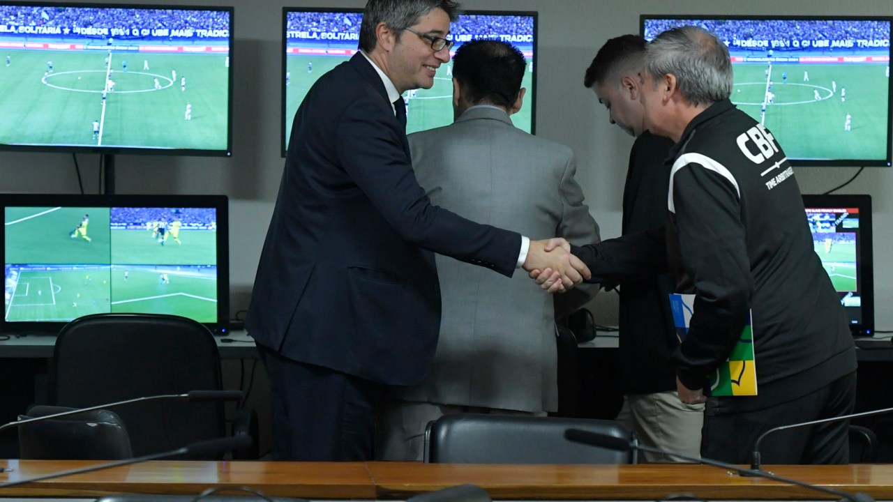 O senador Carlos Portinho cumprimenta um funcionário da CBF em etapa secreta da reunião da CPI da Manipulação de Jogos e Apostas Esportivas