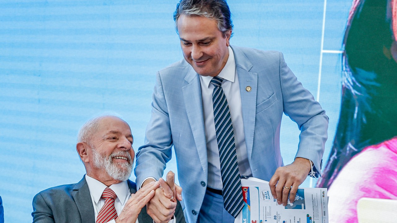 Lula cumprimenta o ministro da Educação, Camilo Santana, durante reunião com reitores de universidades e institutos federais no Palácio do Planalto