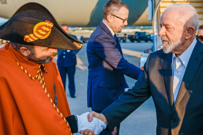 O presidente Lula, durante chegada a Genebra, na Suíça, nesta quinta-feira