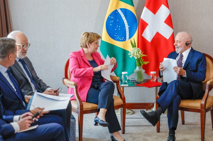 Os presidentes do Brasil, Luiz Inácio Lula da Silva, e da Confederação Suíça, Viola Amherd, durante reunião bilateral em Genebra, nesta quinta-feira