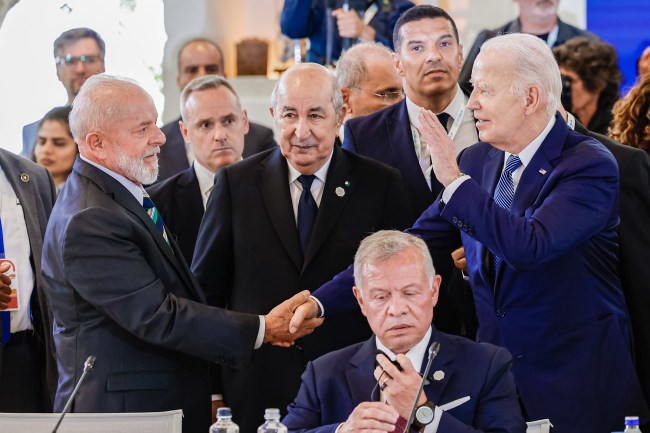 O presidente do Brasil, Luiz Inácio Lula da Silva, cumprimenta o presidente dos Estados Unidos da América, Joe Biden, durante reunião da Cúpula do G7, na Itália
