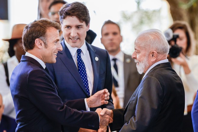 O presidente da França, Emmanuel Macron, e o primeiro-ministro do Canadá, Justin Trudeau cumprimentam o presidente Luiz Inácio Lula da Silva, durante reunião da Cúpula do G7, na Itália