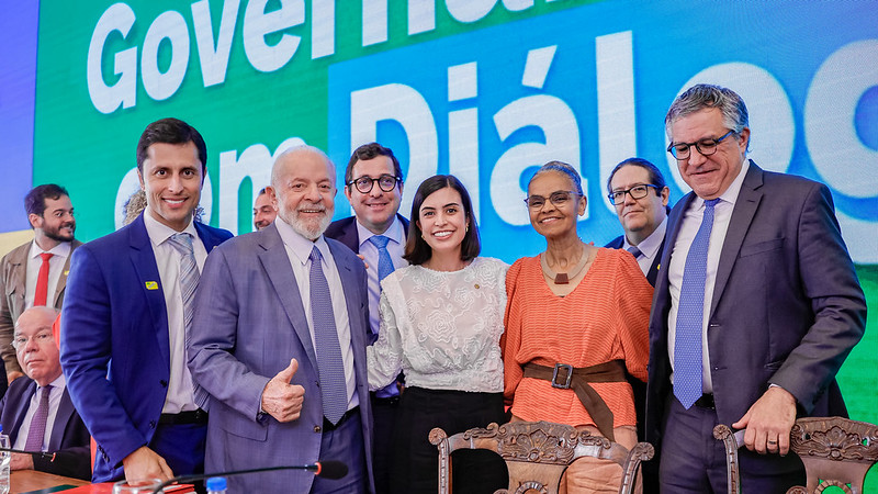 Lula sanciona projeto ao lado de Tabata Amaral e ministros