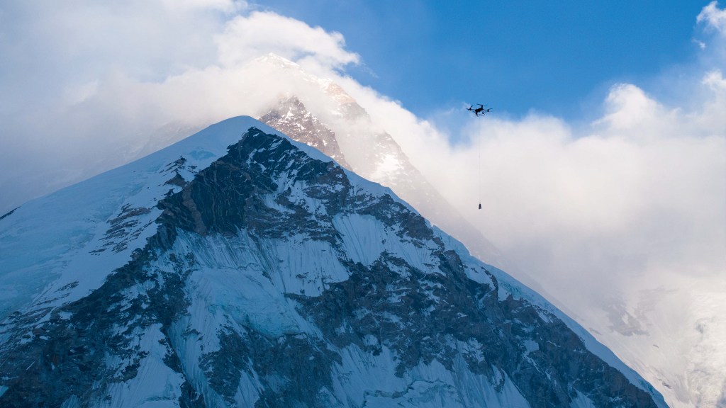 ENTREGA EM DOMICÍLIO - O drone chinês, como um pássaro na mais famosa das montanhas: revolução tecnológica