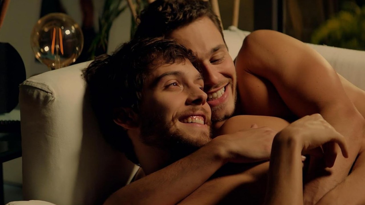 Artur Volpi e Michel Joelsas em '13 Sentimentos', comédia romântica gay