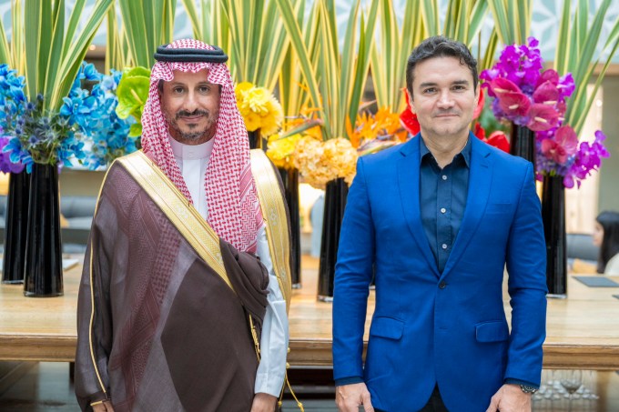 Os ministros do Turismo da Arábia Saudita, Ahmed Al Khateeb, e do Brasil, Celso Sabino, durante reunião em Barcelona, nesta terça-feira