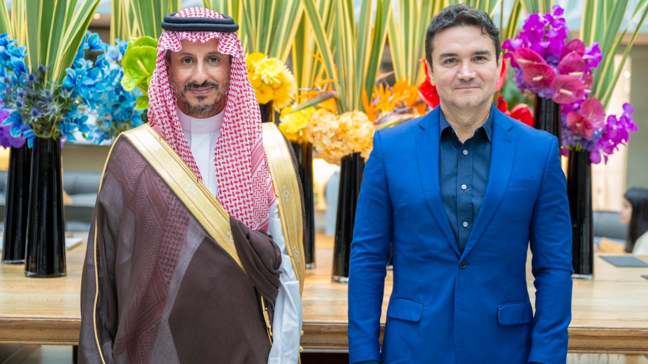 Os ministros do Turismo da Arábia Saudita, Ahmed Al Khateeb, e do Brasil, Celso Sabino, durante reunião em Barcelona, nesta terça-feira