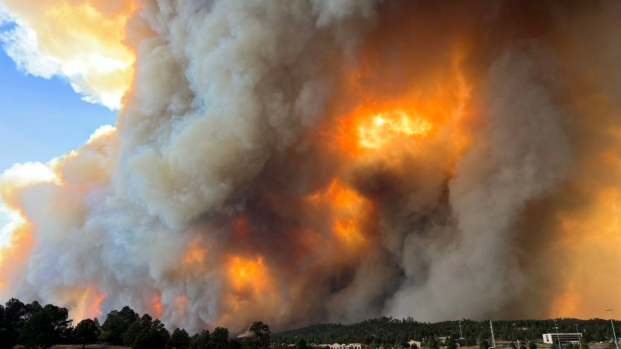 Incêndios florestais avançam na vila de Ruidoso, no estado de Novo México, nos Estados Unidos. 18/06/2024