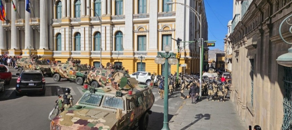 Soldados destacados na Plaza Murillo, em La Paz, capital boliviana, em meio a acusações de golpe. 26/06/2024 -