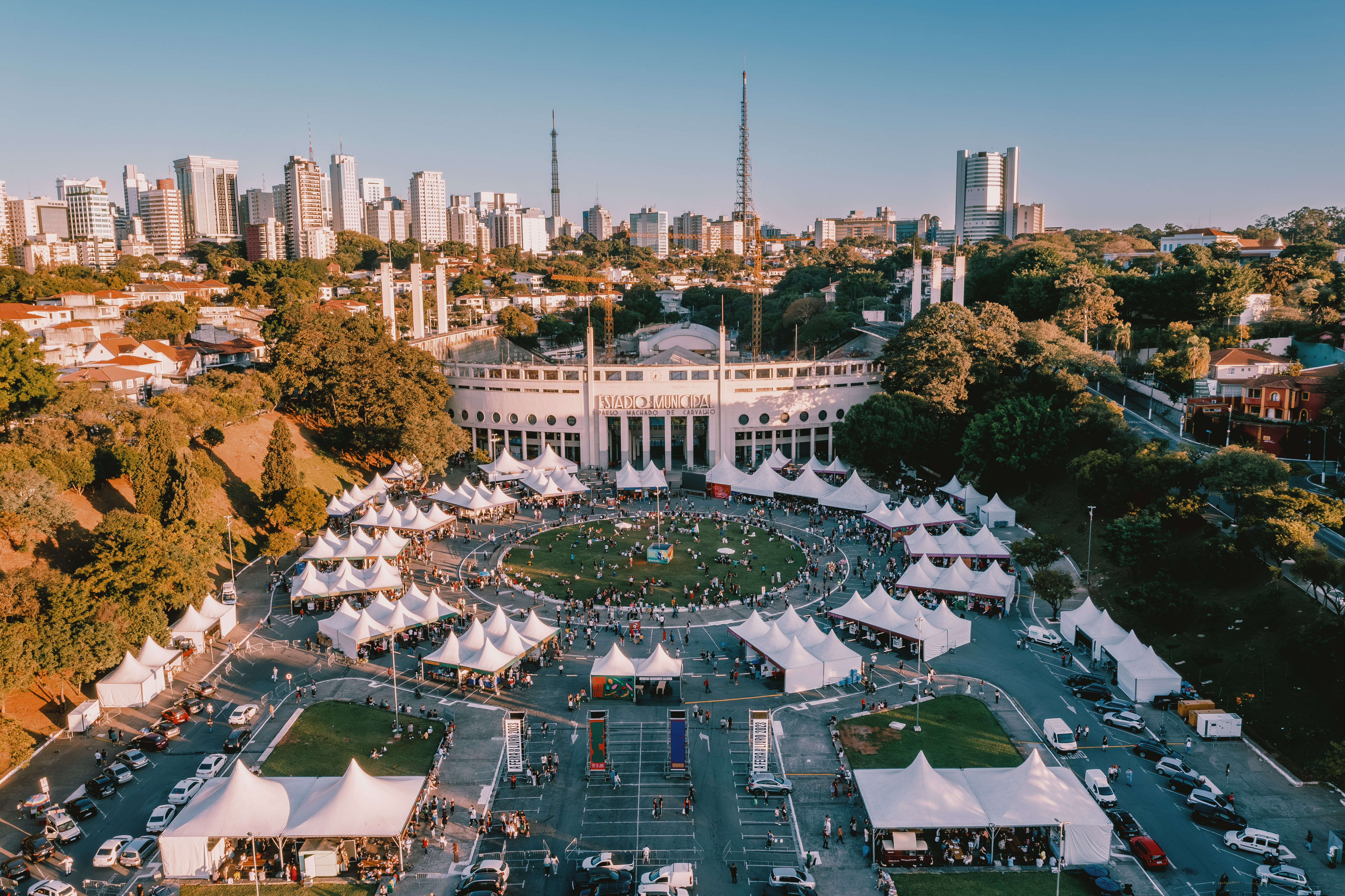 Edição do evento "A Feira do Livro" em 2023, na Praça Charles Miller, em São Paulo